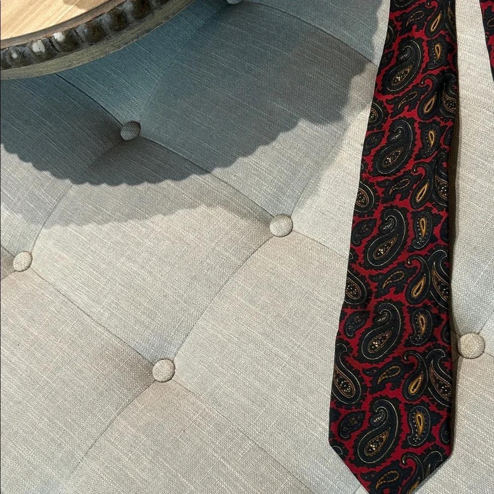 Burberry Men’s Red Green Paisley Printed All Silk Tie - Picture 3 of 8